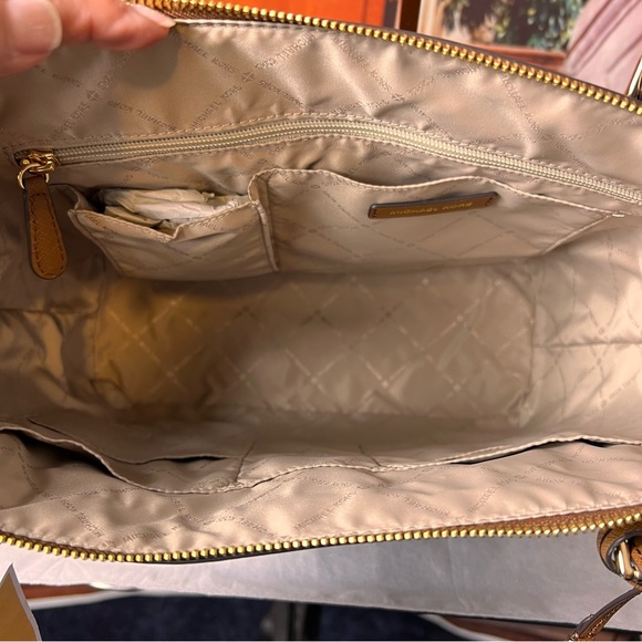 NWT Michael Kors Ciara Large Saffiano Luggage Leather Tote Bag, gorgeous - Picture 8 of 17